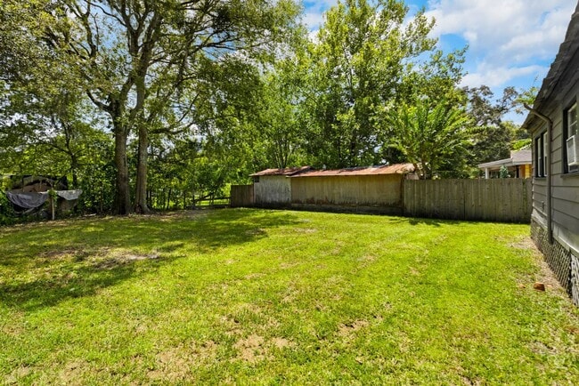 Building Photo - Spacious 3bdrm/1bath Home with large yard ...