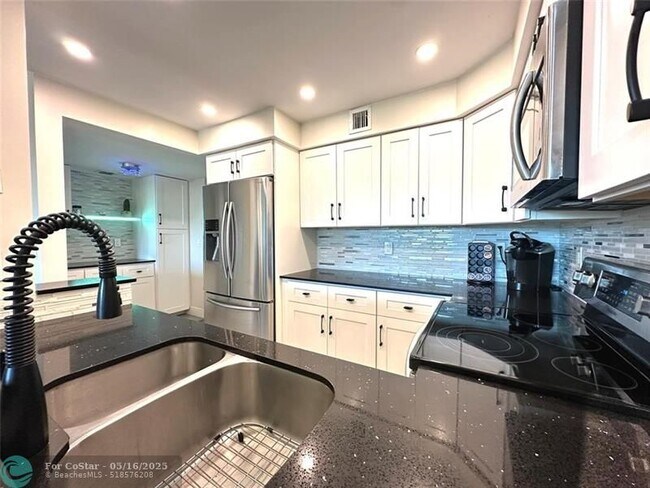 Building Photo - 1350 River Reach Dr