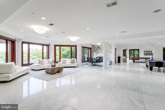 Building Photo - 612 Rivercrest Dr