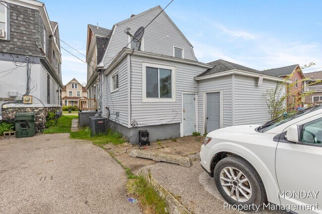 Building Photo - 531 W Webster Ave