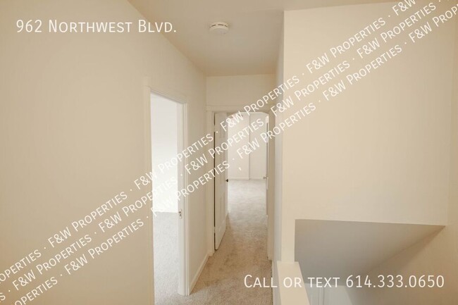 Building Photo - Spacious2 BR townhome with detached garage...