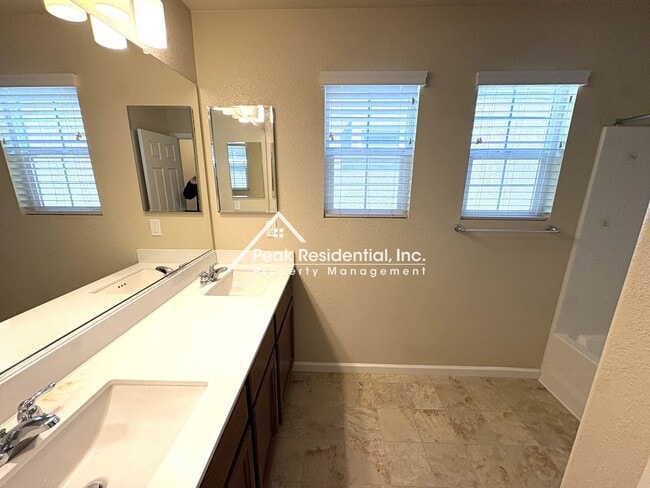 Building Photo - Spacious 4bd/2ba House - Gated Community