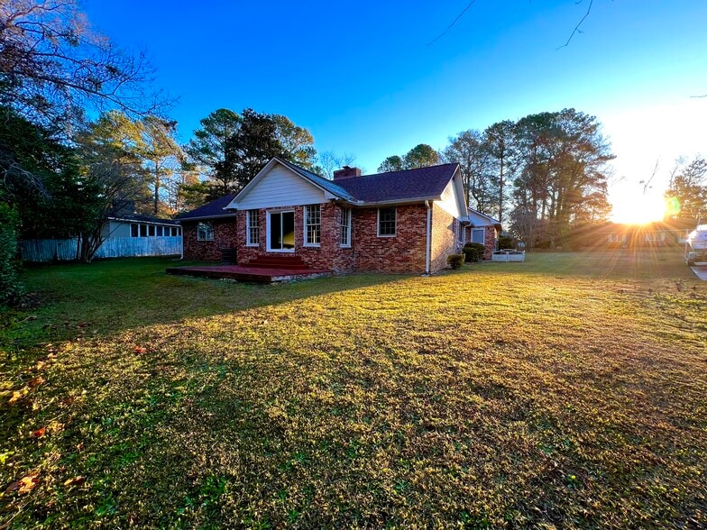 Building Photo - 2401 Clematis Trl