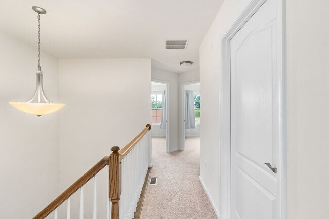 Building Photo - LIKE-NEW 3-LEVEL TOWNHOME IN FREDERICKSBURG