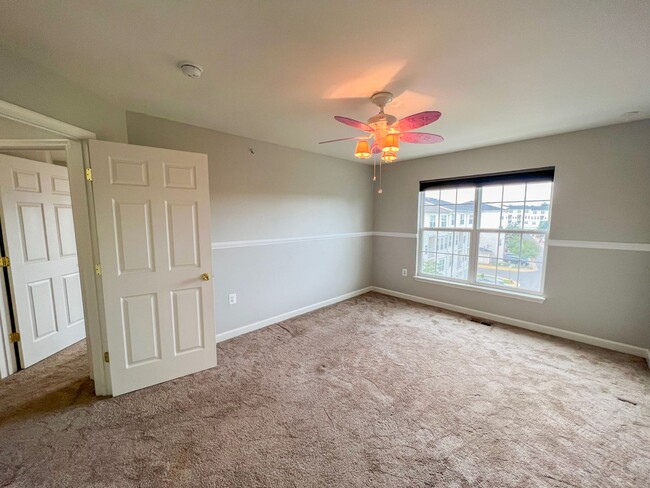 Building Photo - Lavish 3 Bed 2.5 Bath Brick Townhome In Ce...