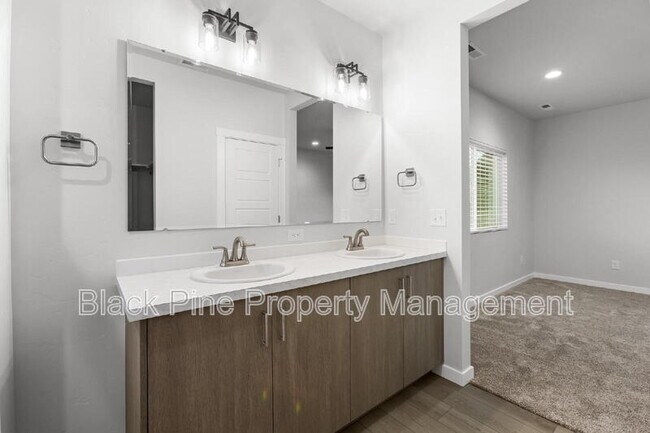 Building Photo - 895 N Aleppo Wy