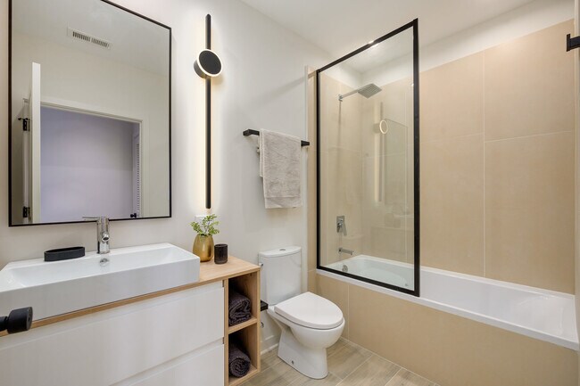 Building Photo - 2725 N Thatcher Ave