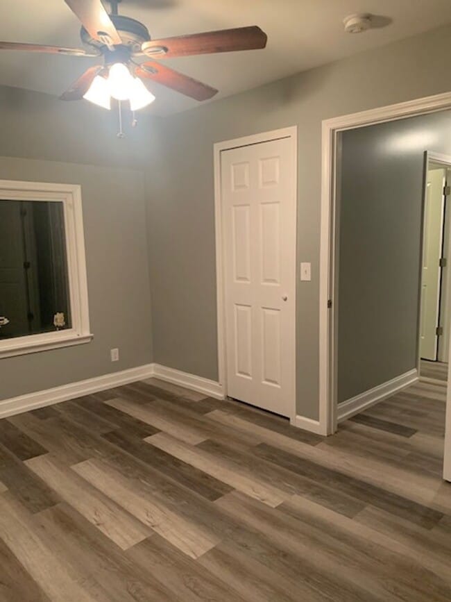 Building Photo - Utilities Included in this Upper Unit Dupl...