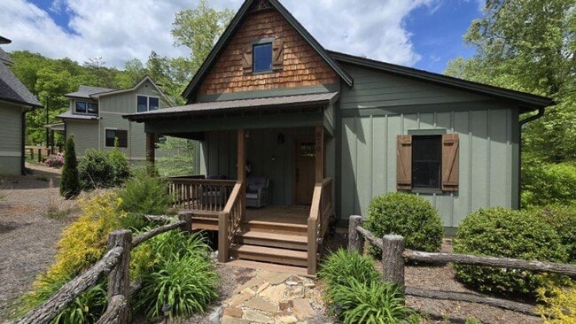 Building Photo - Modern 3BR/2BA Home in Prestigious Neighbo...