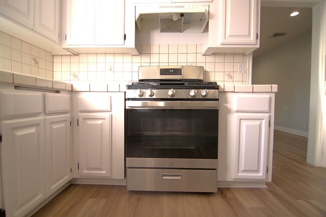 Building Photo - 8806 Haskell Ave