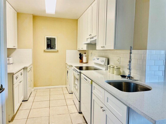 Building Photo - 2060 Greenview Shores Blvd