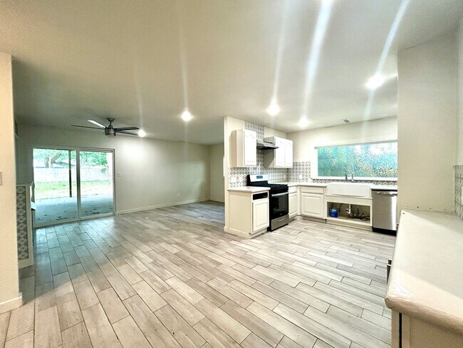 Building Photo - Updated 3 Bed / 2 Bath home with Single Car Garage in Farmington