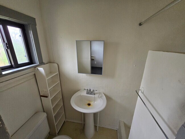 Building Photo - 313 Shadowrock Dr