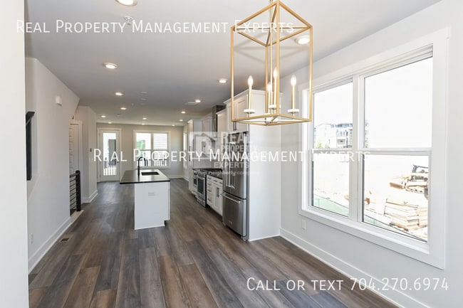 Building Photo - 2140 Terwilliger Terrace