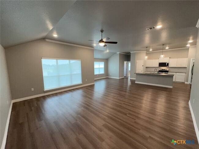Building Photo - 907 Holliday Dr