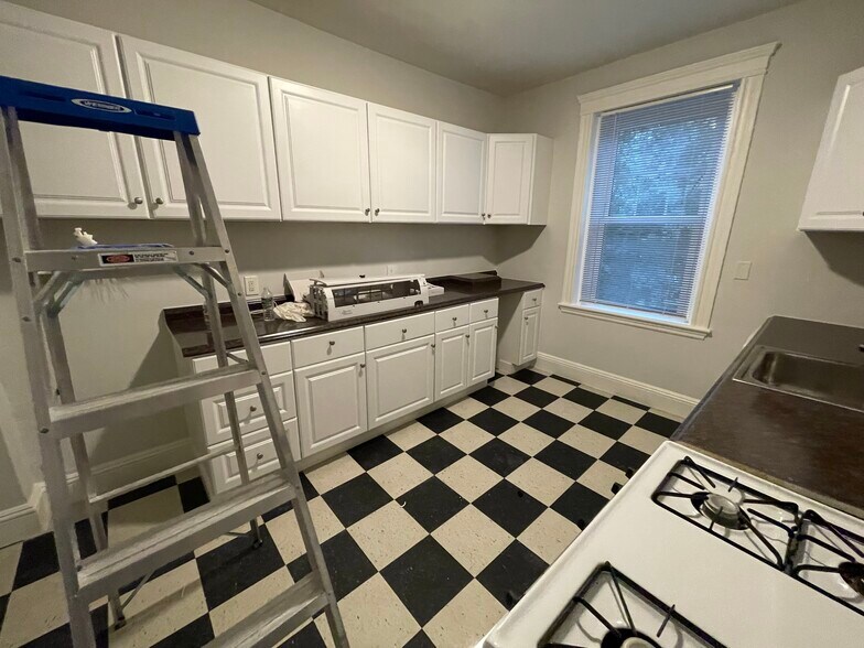 Building Photo - 22 Forest St