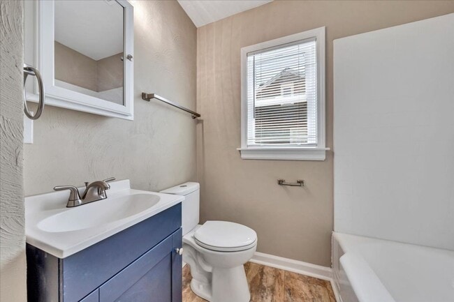 Building Photo - Updated 2 bedroom 1 bath with hardwood flo...