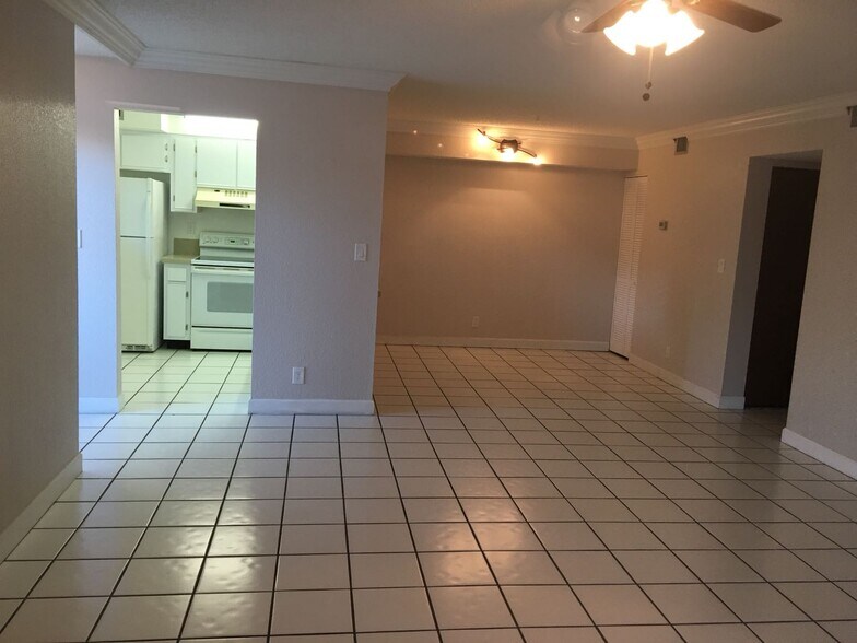 Building Photo - 612 Gardens Dr