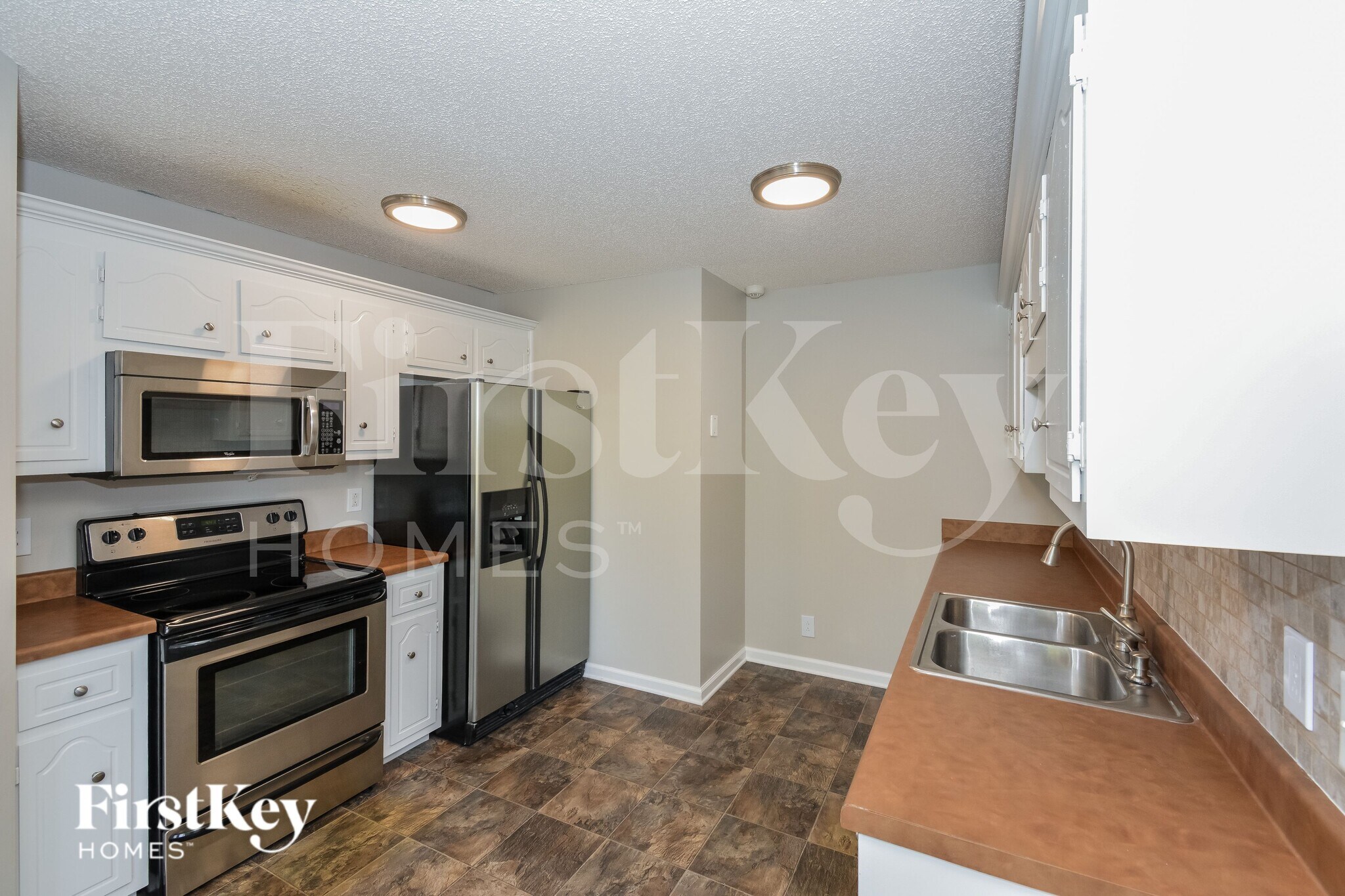 Building Photo - 3890 MacKenzie Dr