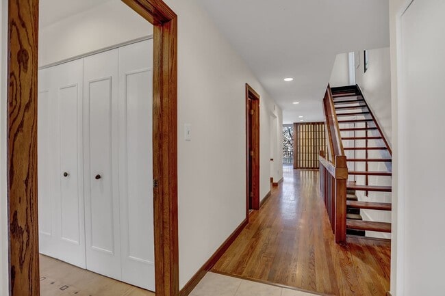 Building Photo - AMAZING SPACIOUS END UNIT TOWNHOUSE IN PRIME LOCATION