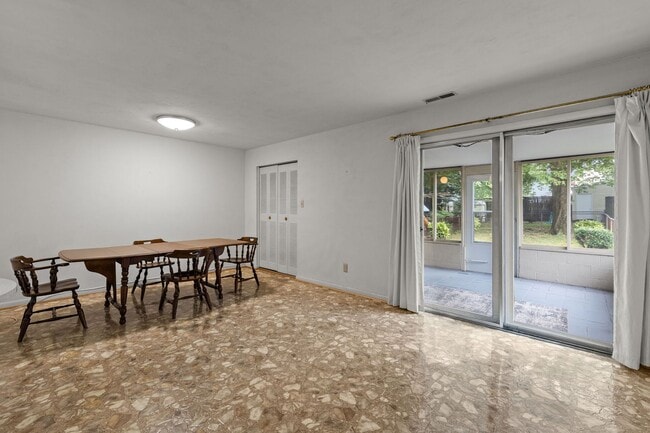 Building Photo - Townhouse for Rent in Virginia Beach!