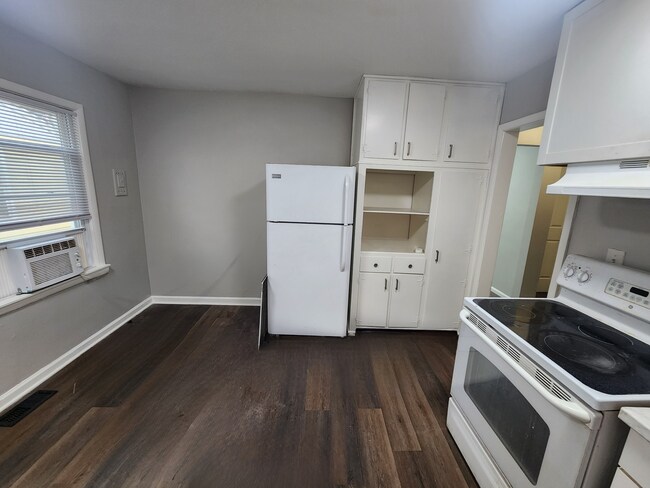 Building Photo - Freshly painted 2 bedroom 1 bath with a detached garage!