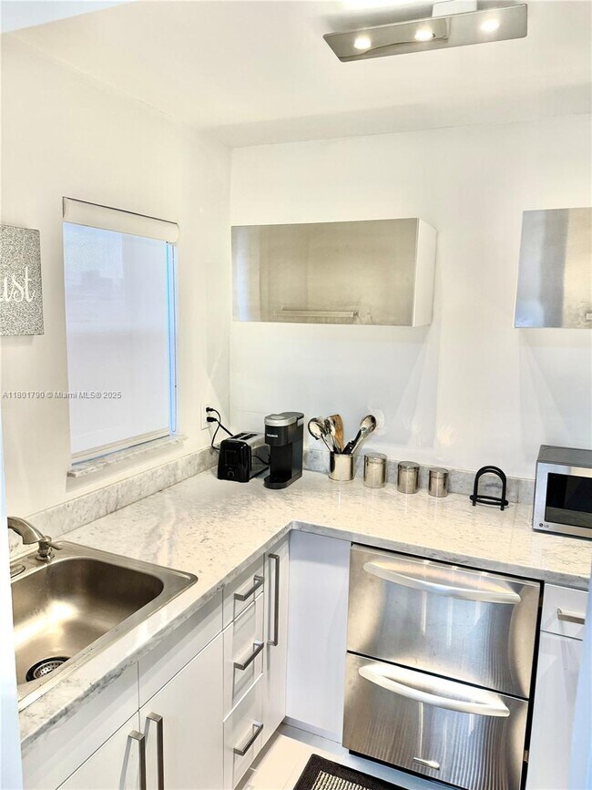 Building Photo - 240 Collins Ave