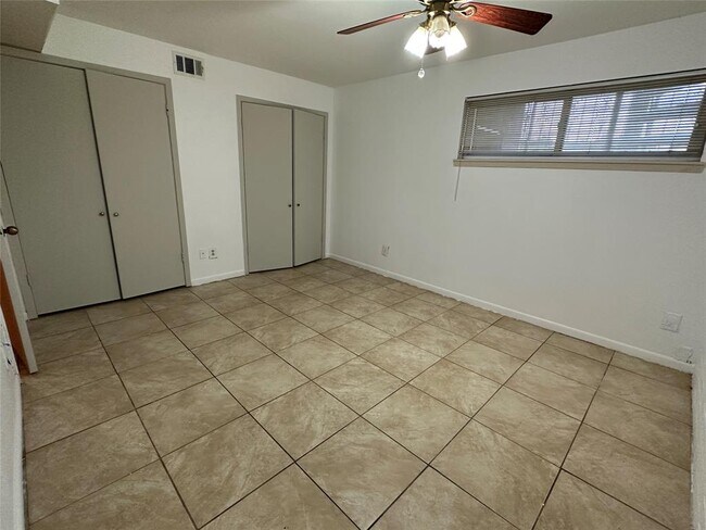 Building Photo - 2711 Briarhurst Dr