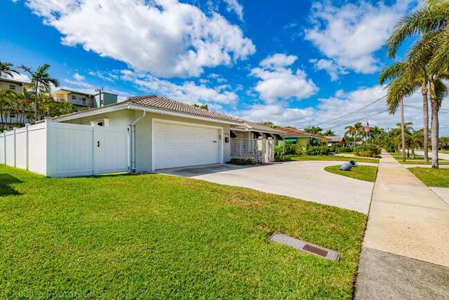 Building Photo - 1510 SE 14th Ct