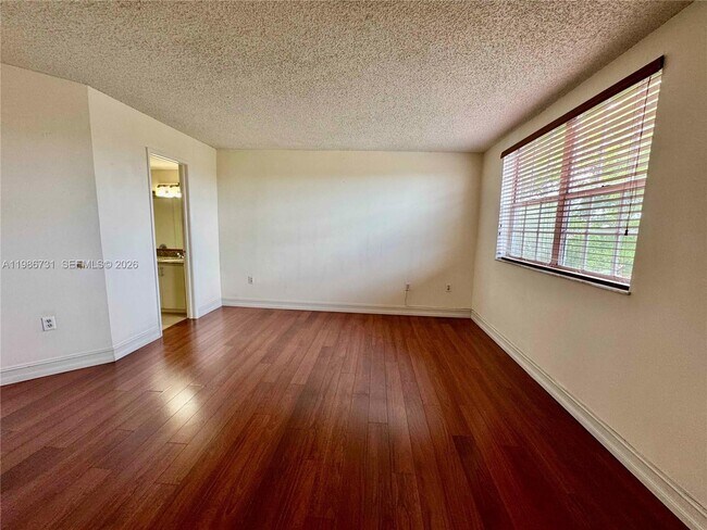 Building Photo - 9731 Fontainebleau Blvd