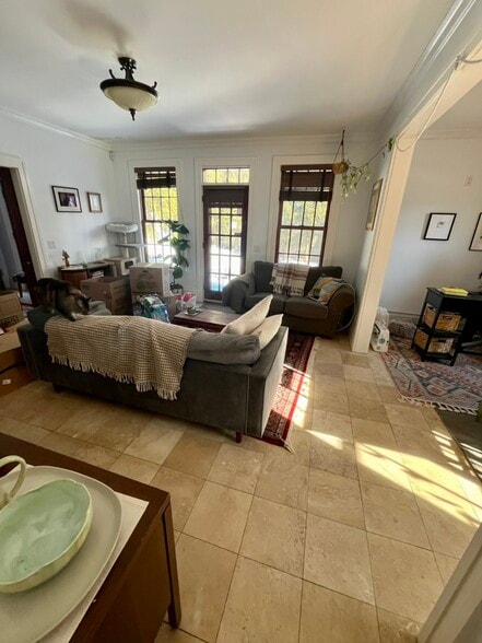 Living room - 87 Park St