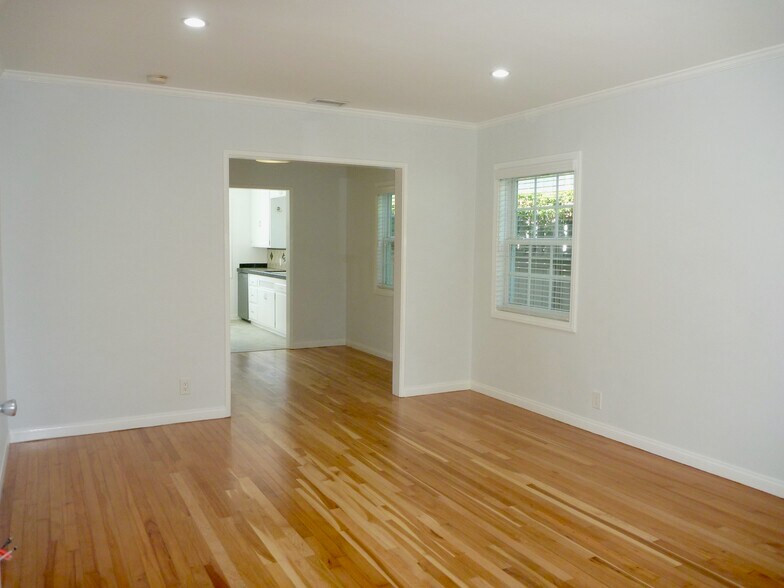 Building Photo - 845 Flower Ave