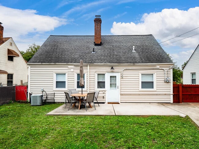 Building Photo - 6771 Greenleaf Ave