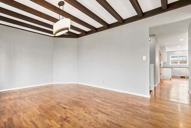 Building Photo - Sunny Air Conditioned Mercer Island Charmer!