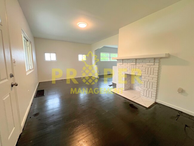 Building Photo - 2 bedrooms 1 bathroom house