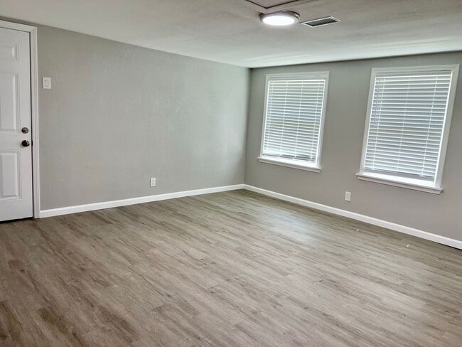 Building Photo - Newly Renovate 4 bedroom 2 bath Home in Liberty, TX!