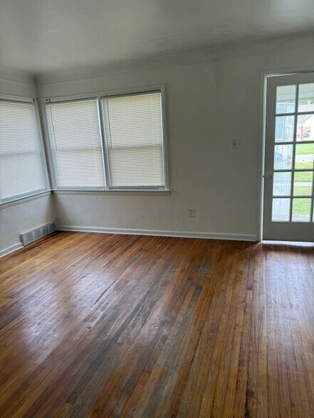 Building Photo - 18412 Glastonbury Rd