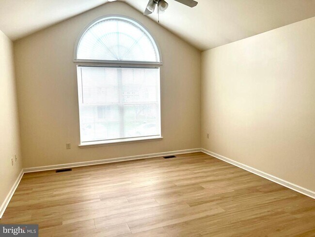 Building Photo - 2037 Powell Dr