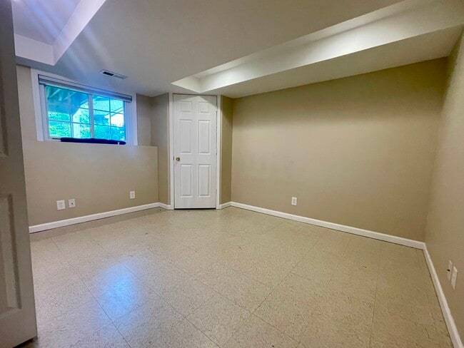 Building Photo - 517 Willow Way