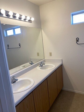 Building Photo - FOR RENT