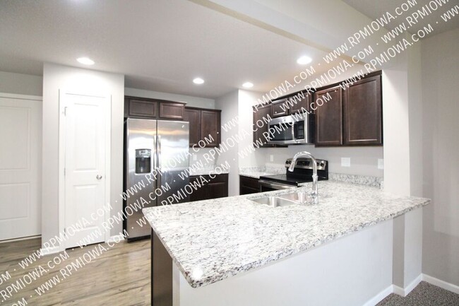 Building Photo - 633 Newport Pl