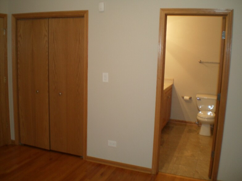 Building Photo - 1538 E 65th Pl