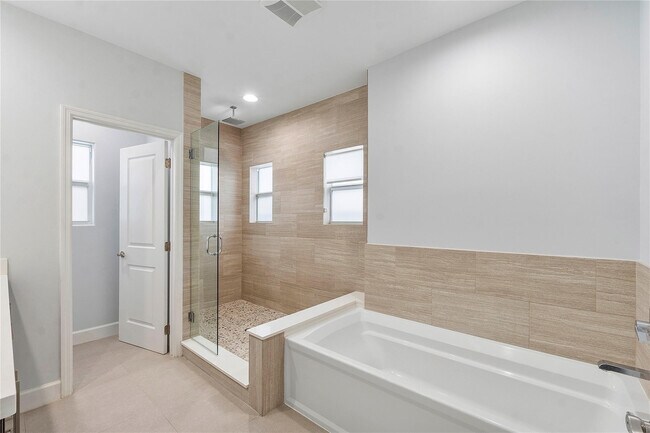 Building Photo - 825 NE 17th Way