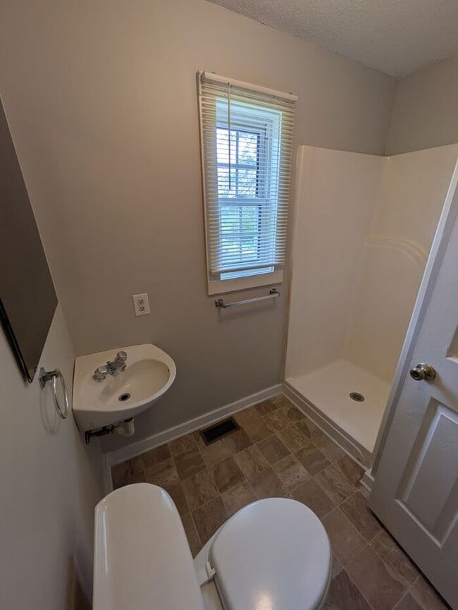 Building Photo - 2BD/2BA House in Hickory