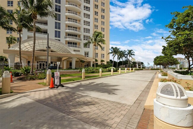 Building Photo - 848 Brickell Key Dr