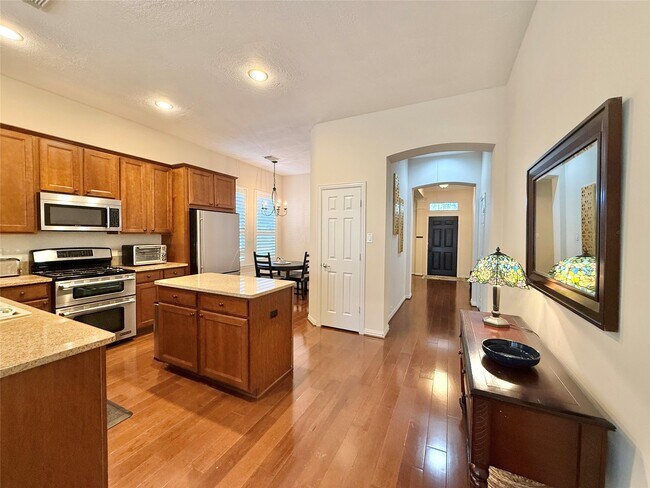 Building Photo - 98 W Montfair Blvd