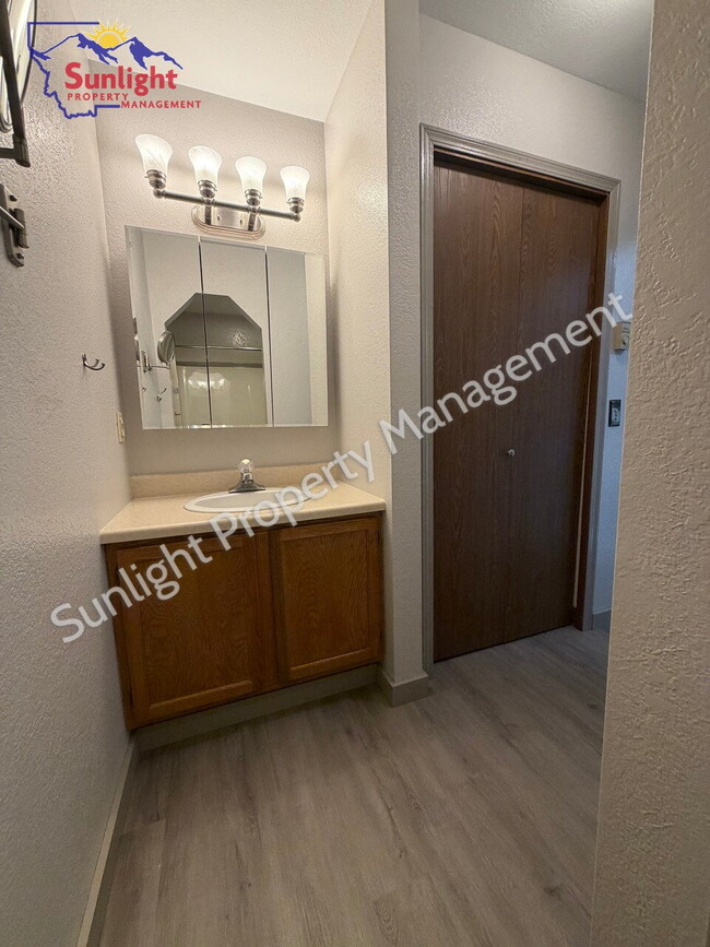 Building Photo - Updated 2-Bedroom Condo in the Heights – Garage, Balcony & Views