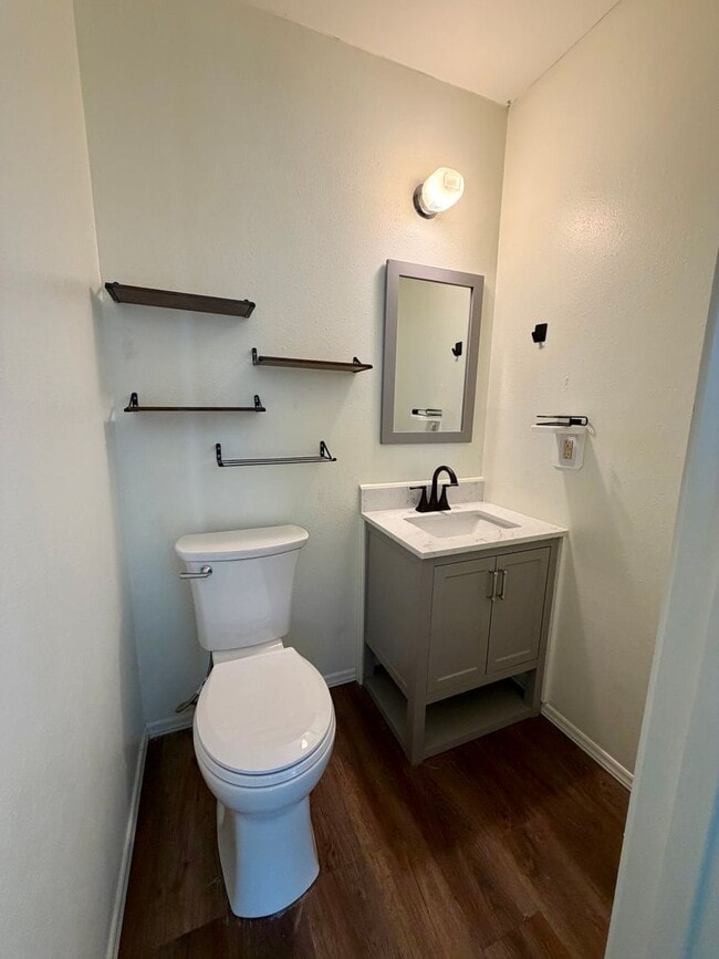 Building Photo - 904 Hillside Dr