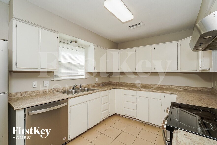 Building Photo - 6104 Skylark Ln