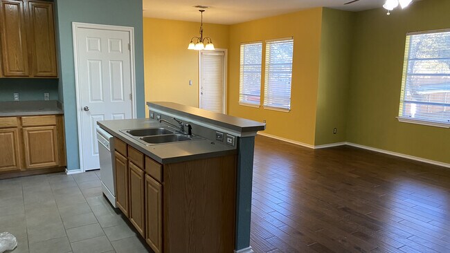Building Photo - 7501 Shadowridge Run